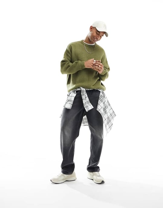 ASOS DESIGN oversized stickad borstad crew neck tröja i khaki - Image 4