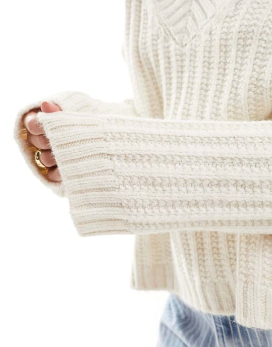 ASOS DESIGN v-ringad tröja i krämfärg - Image 3