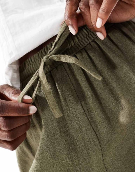 Miss Selfridge linen blend pull on shorts in khaki - Image 3