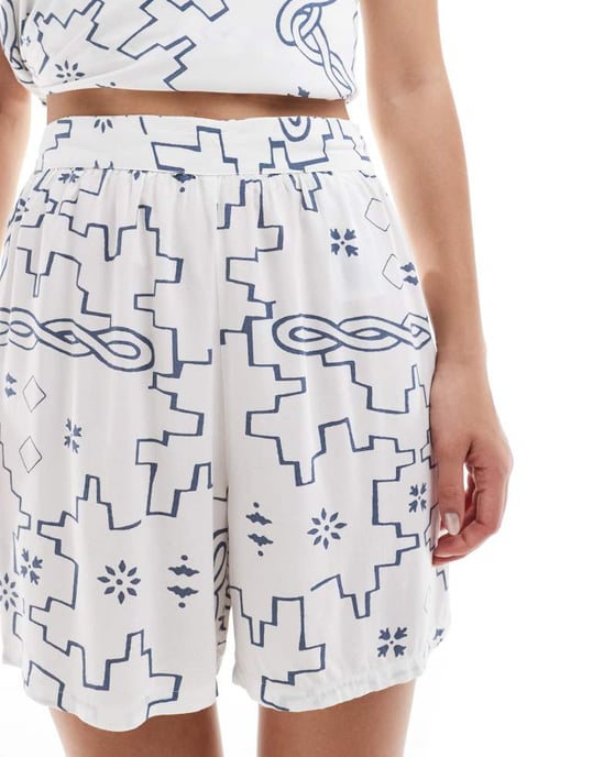ONLY geo print shorts in white - Image 4