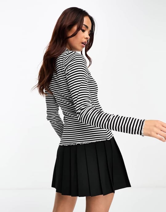 Monki långärmad topp med krusad kant och hög hals i svart och vitt - Image 4