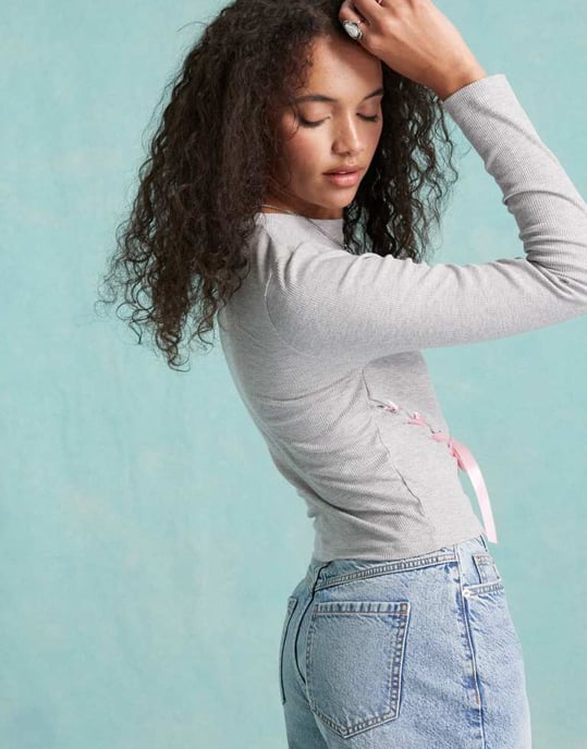 Miss Selfridge topp med slipsdetalj i grå melange - Image 3