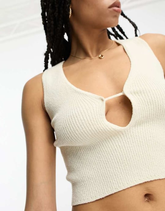 ASOS DESIGN stickad texturerad crop top med skär detaljer i stenfärg - Image 3