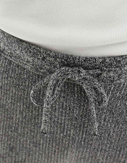 ASOS DESIGN koordinerade stickade shorts i svart vriden ribb - Image 3