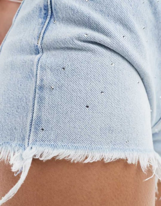 BARA Pacy högmidjade denimshorts med rhinestones i ljus tvätt - Image 4