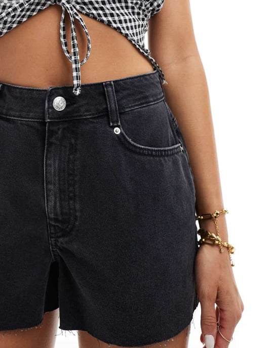 Miss Selfridge hjärtficka denimshorts i tvättad svart - Image 2