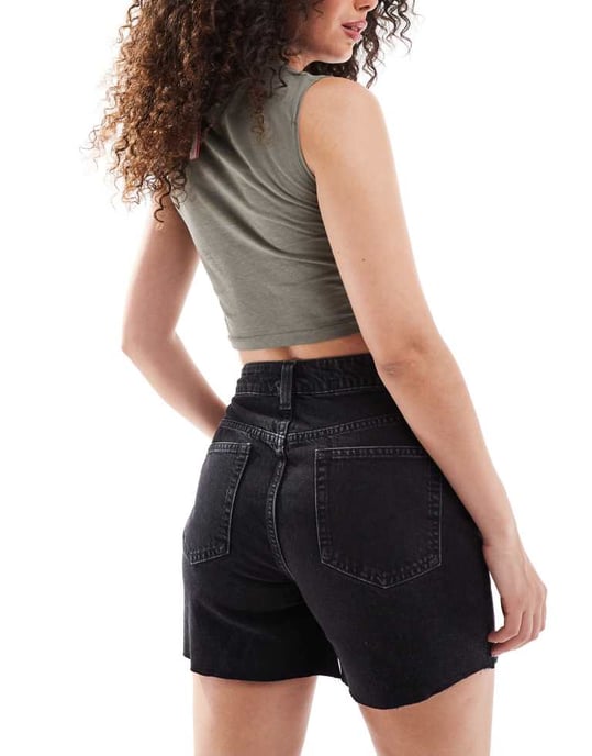 ASOS DESIGN Timeless jeansshorts för män i tvättad svart - Image 4