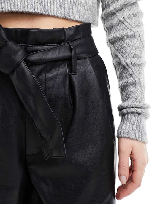 Miss Selfridge faux läder bälte shorts i svart - Image 4