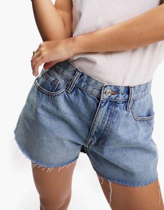 ASOS DESIGN Timless jeans 'avslappnad' shorts i mellanblått - Image 1