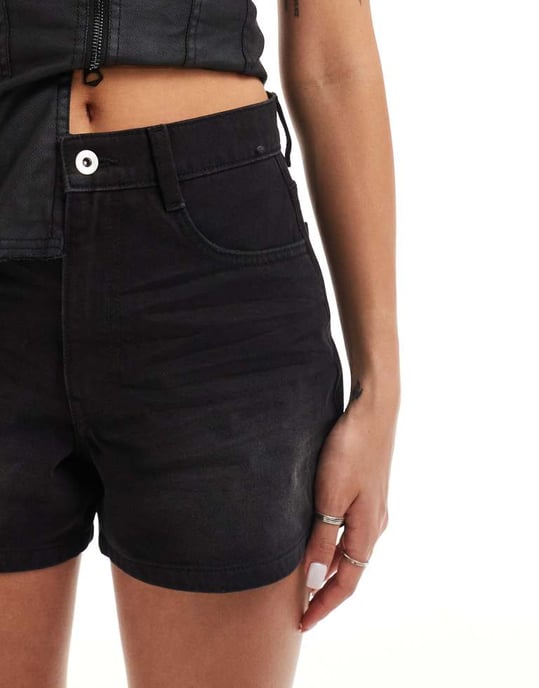 COLLUSION X001 mom denimshorts i tvättad svart - Image 4