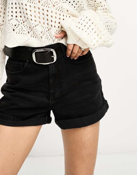 ASOS DESIGN Petite denimkomfort momshorts i tvättat svart - Image 4