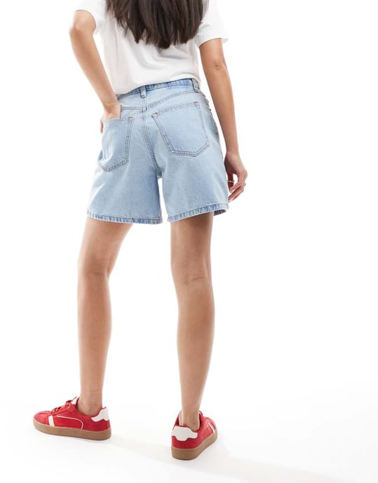 Abercrombie & Fitch Curve Love löst sittande denimshorts i ljusblå tvätt - Image 3