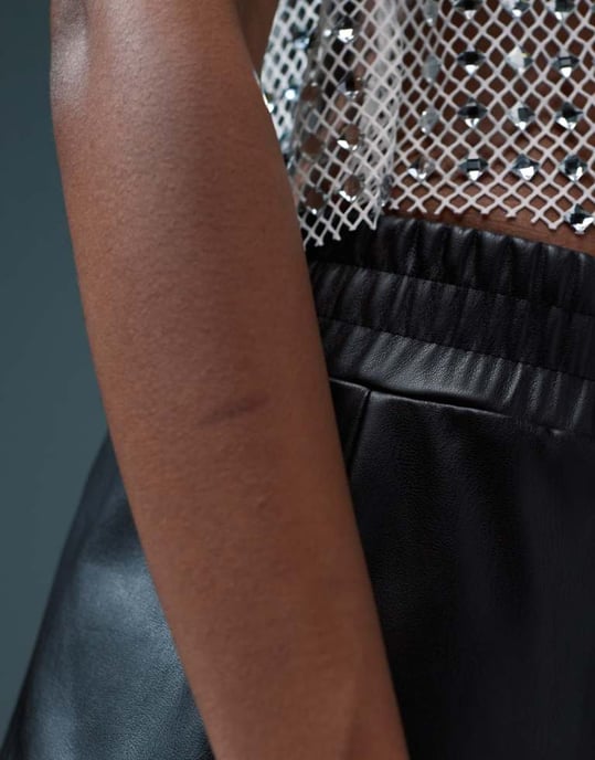 ASOS DESIGN fusk läder mikroshorts i svart - Image 4