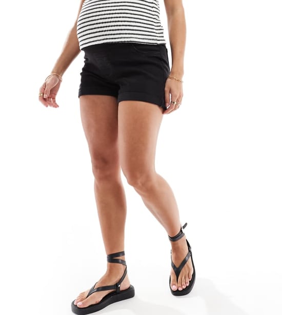 ASOS DESIGN Gravidsjeanskomfort mamma shorts i tvättad svart - Image 1