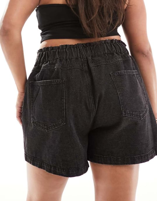 In The Style Plus exklusiva denimshorts med elastisk midja i papperssäcksstil i svart - Image 3