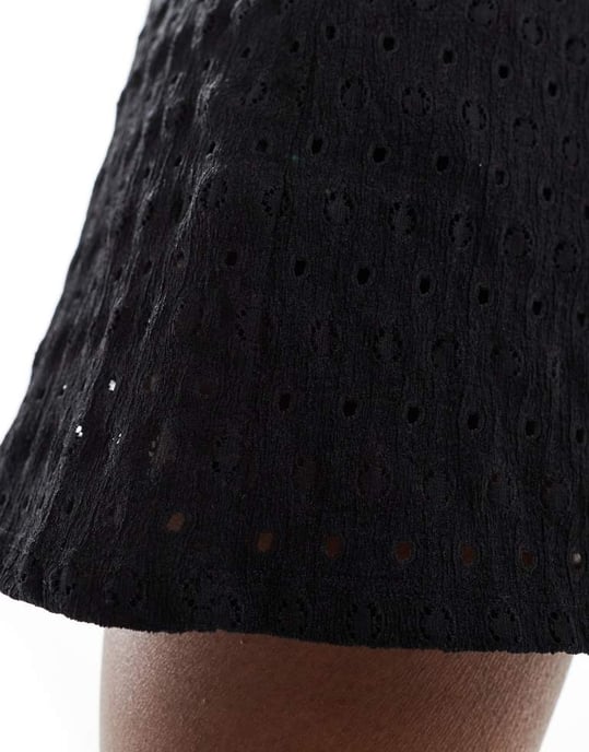 Kaiia exklusiva virkad dragsko-shorts i svart - Image 3