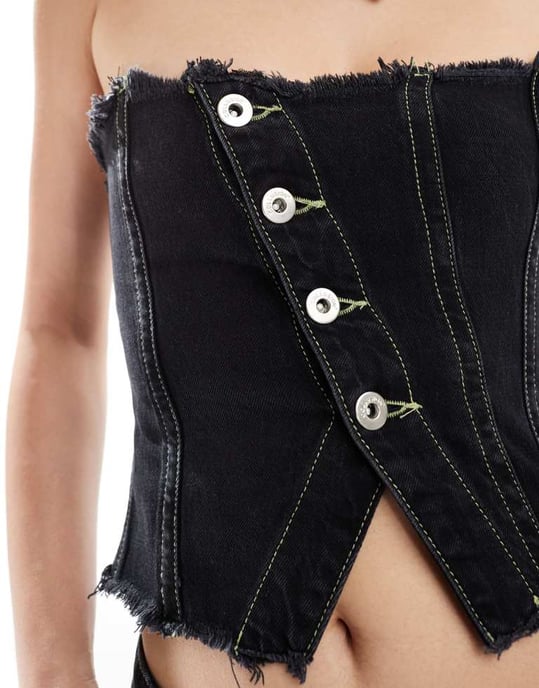 COLLUSION asymmetrisk denim sömdetalj festival bandeau koord i svart - Image 3