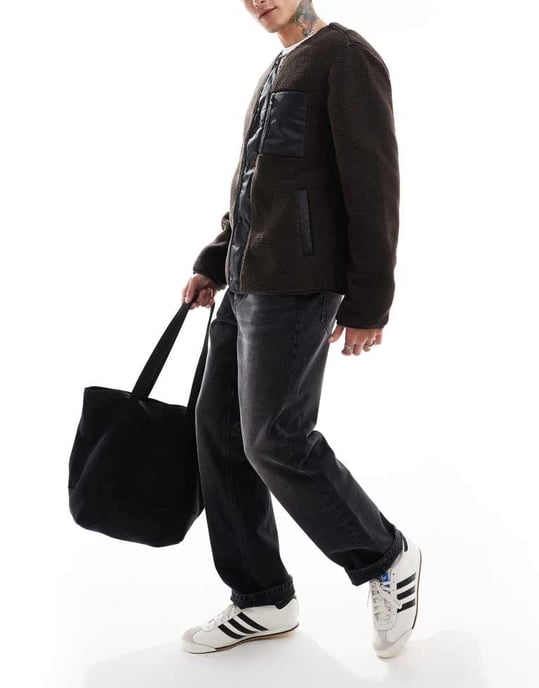 ASOS DESIGN zip-genom fleecejacka med ficka i brunt - Image 3