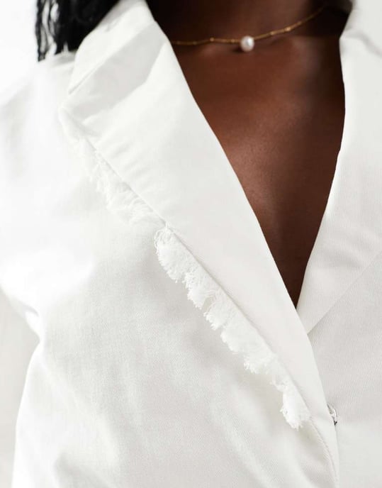 Kaiia exklusiv linne-liknande fransad trim kort blazer co-ord i vitt - Image 4