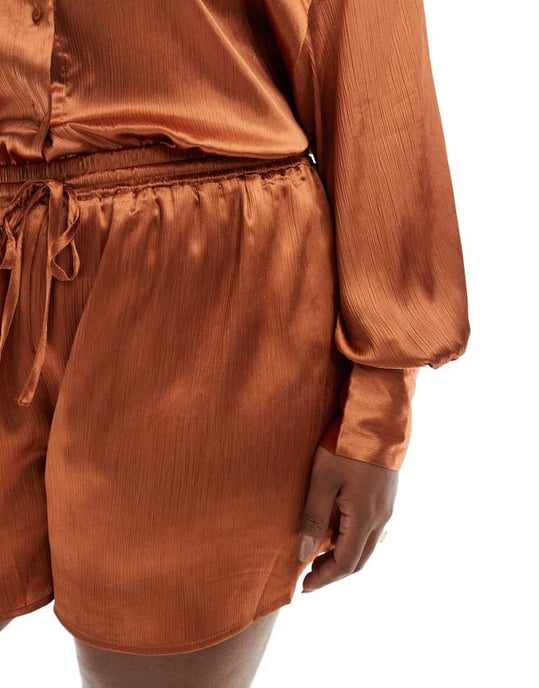 In The Style Plus satin shorts med dragsko i rostfärgad co-ord - Image 2