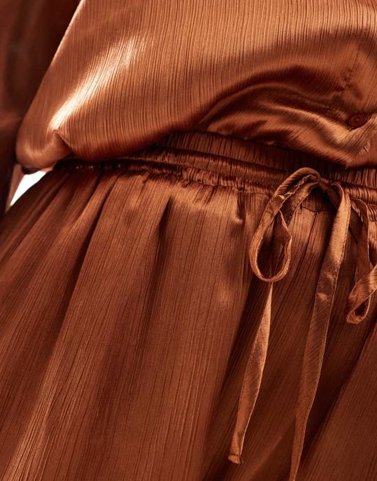 In The Style Plus satin shorts med dragsko i rostfärgad co-ord - Image 3