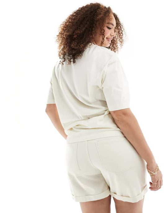 ONLY Curve Vega rullkantad denimshorts i ecru - Image 3