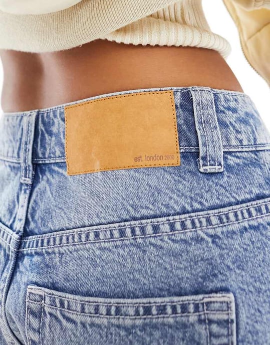 ASOS DESIGN Petite avslappnad denimshorts i mellanblått - Image 4