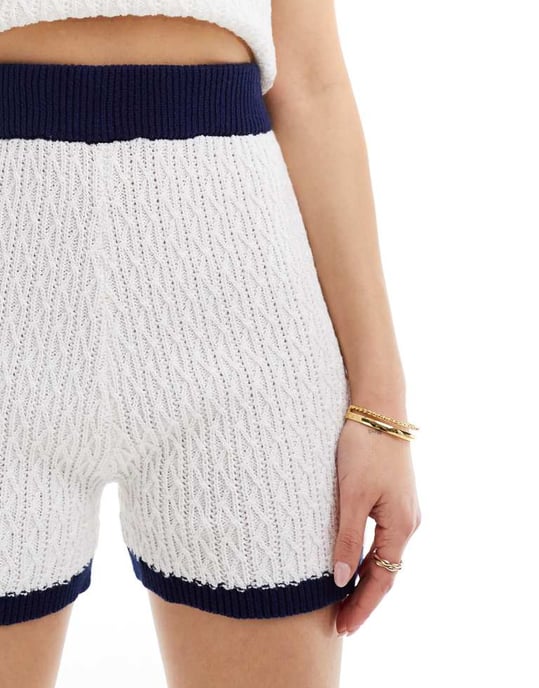 ASOS DESIGN stickad kabelkort co-ord i kräm med kantdetaljer - Image 2