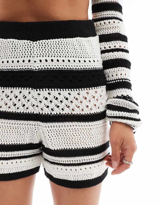 ASOS DESIGN stickade shorts med sömnadsdetaljer i mono - Image 4
