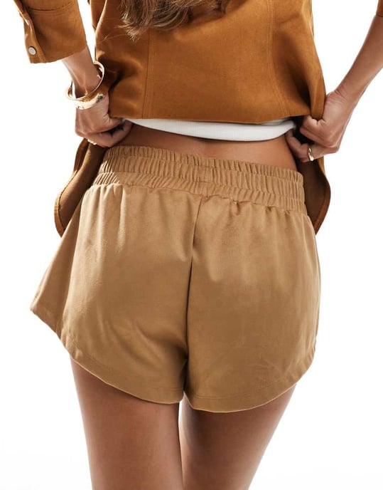 ASOS DESIGN mocksuede mikshorts i beige - Image 2