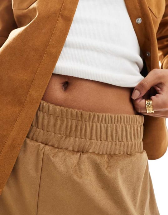 ASOS DESIGN mocksuede mikshorts i beige - Image 4