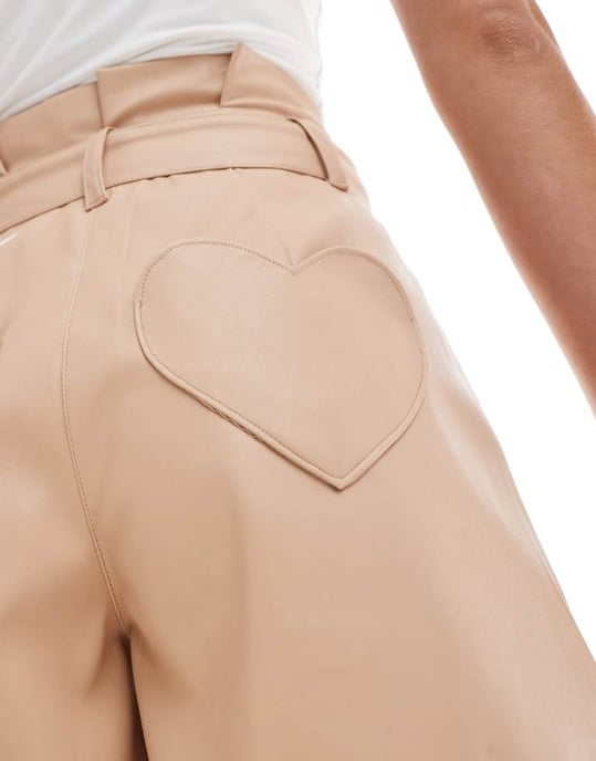 Miss Selfridge faux läder hjärtficka shorts i neutral - Image 4
