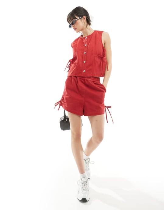 ASOS DESIGN denimshorts med rosetter i röd - Image 1