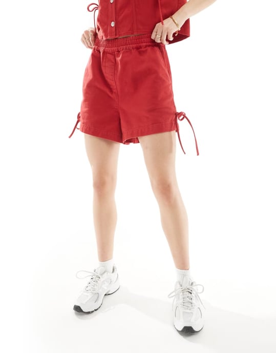 ASOS DESIGN denimshorts med rosetter i röd - Image 2