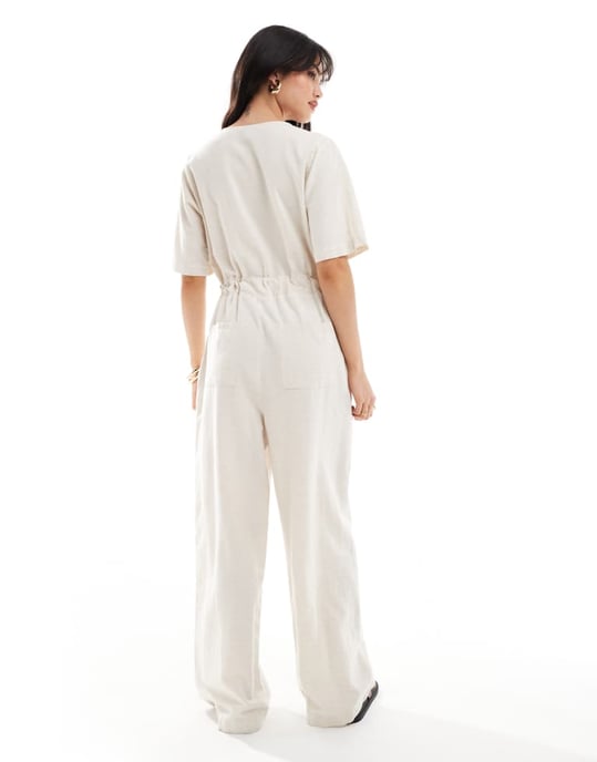 Vero Moda Aware kortärmad jumpsuit med knytmidja i krämfärg - Image 2