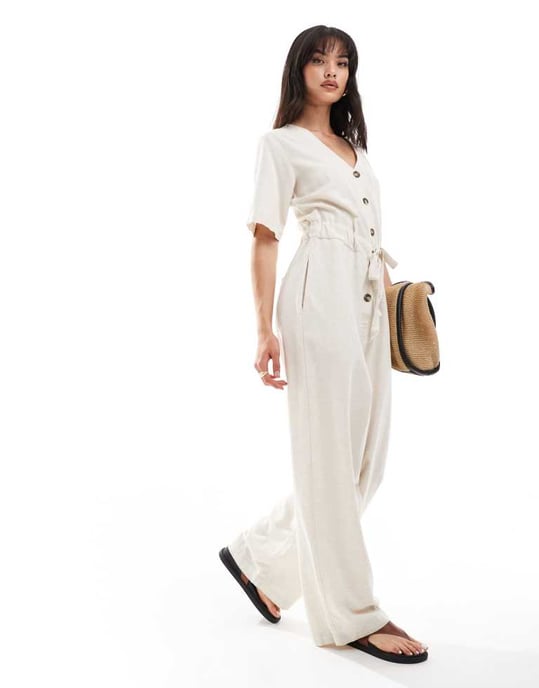 Vero Moda Aware kortärmad jumpsuit med knytmidja i krämfärg - Image 3