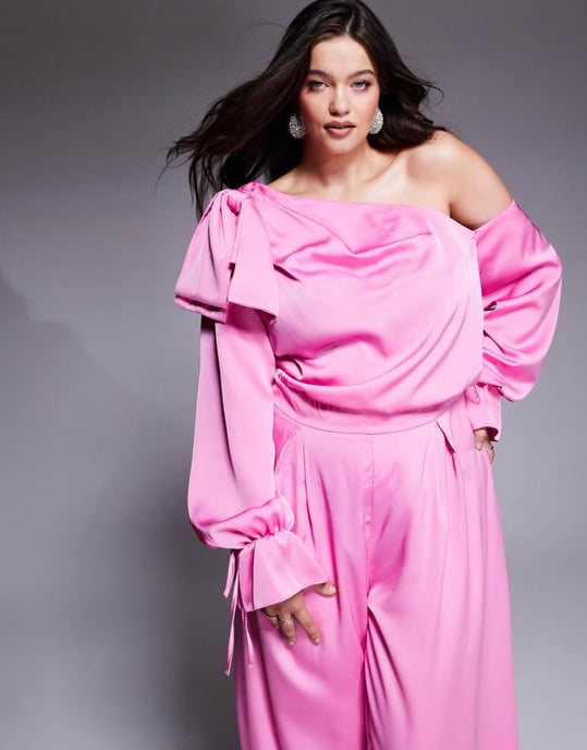 ASOS LUXE Curve satäng off-shoulder vida byxor jumpsuit med rosett i rosa - Image 4