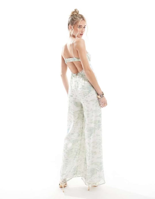 ASOS DESIGN råkantig korsettpanelad jumpsuit med utskärning i suddig djurmönster - Image 4