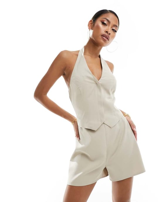 Kaiia exklusiv skräddarsydd halterneck jumpsuit med låg rygg i beige - Image 3