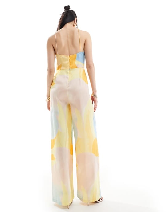 ASOS DESIGN halterneck knyt framtill rynkad straight leg saten jumpsuit i abstrakt mönster - Image 4