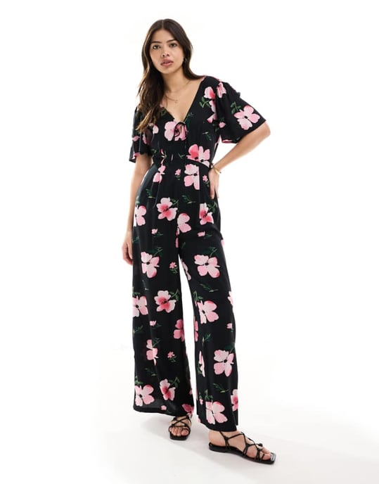 ASOS DESIGN spunnit fladderärms bredbenad jumpsuit i mörk blommig tryck - Image 1