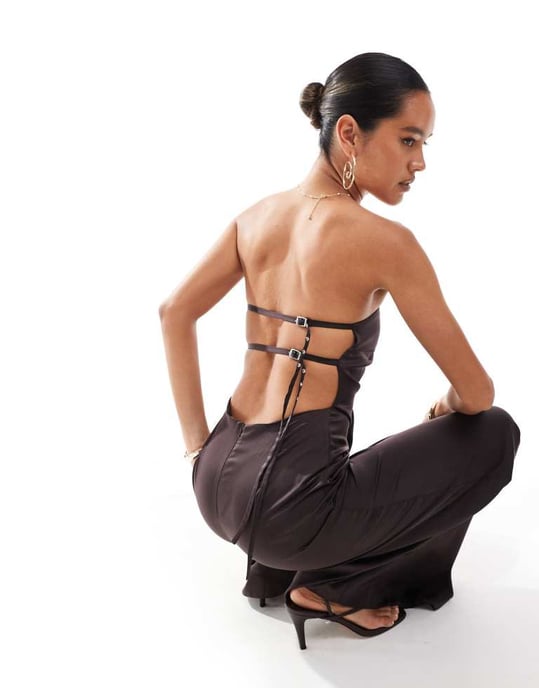 ASOS DESIGN bandeau jumpsuit med scarfdetalj och öppen rygg samt spänne i chokladbrun - Image 4