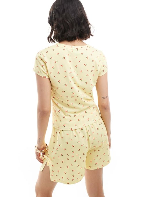 ASOS DESIGN v-ringad baby-t-shirt i färgen grädde med körsbärstryck - Image 3