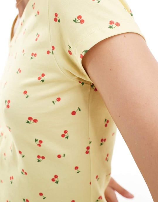 ASOS DESIGN v-ringad baby-t-shirt i färgen grädde med körsbärstryck - Image 4