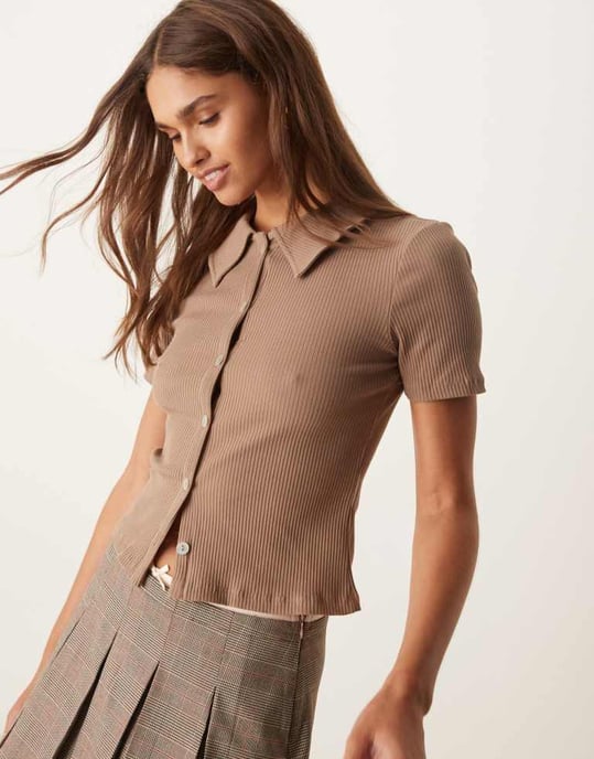 Vila kortärmad ribbad stickad polo topp i brun - Image 2