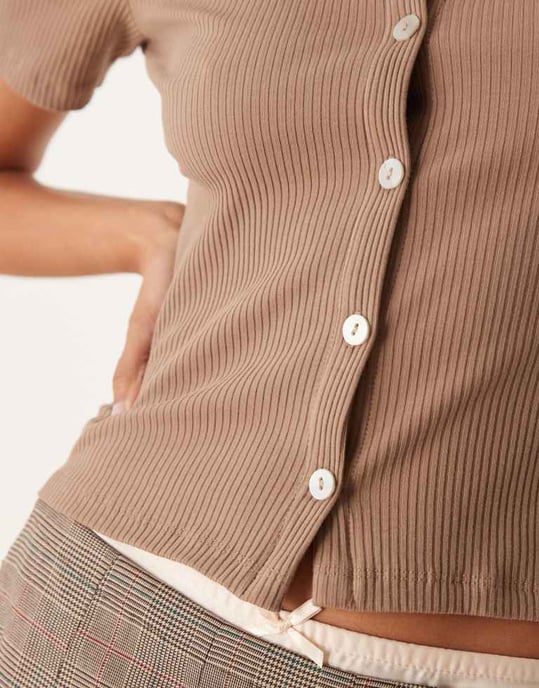 Vila kortärmad ribbad stickad polo topp i brun - Image 3