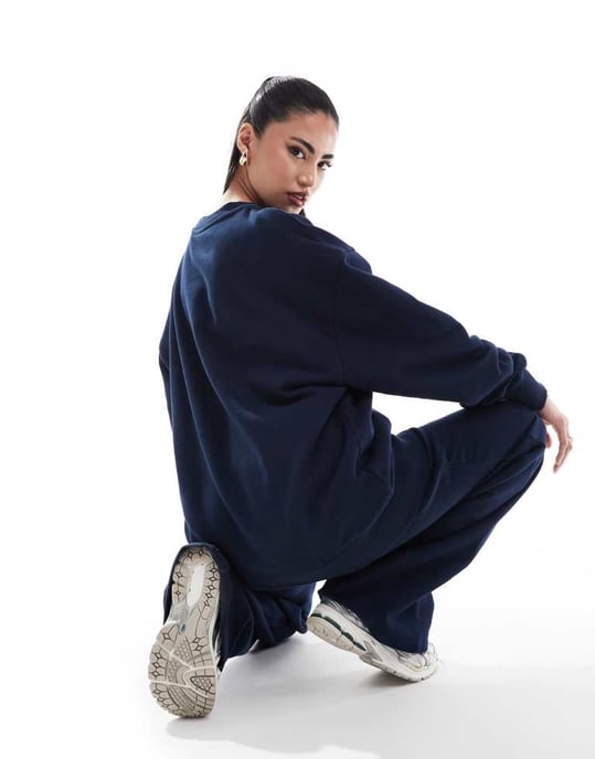 Weekend Collective co-ord överdimensionerad sweatshirt med logga i marinblå - Image 4