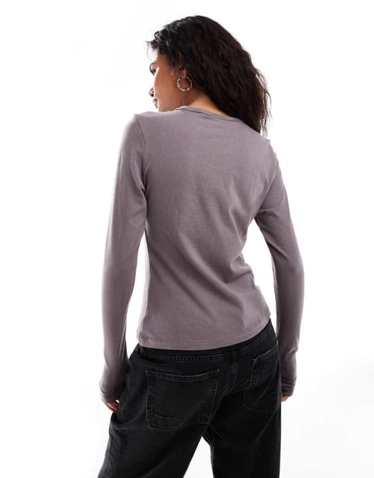 Weekday Milly supermjuk slim fit långärmad t-shirt i mole - Image 4