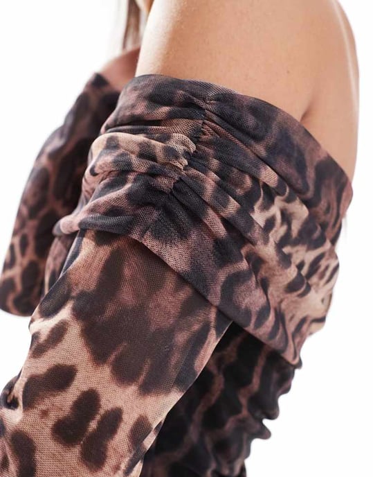 Pieces off shoulder långärmad topp i leopardmönster - Image 3