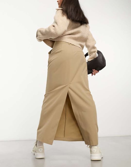 ASOS DESIGN kolumn maxi kjol med slits i sand - Image 2